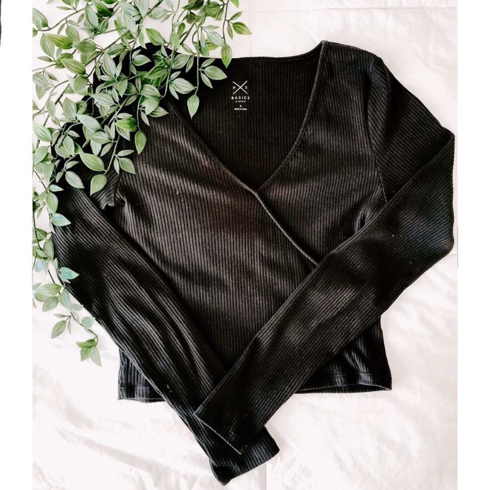 Pacsun ribbed long sleeve crop top.